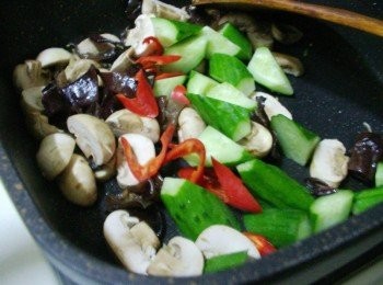 step4: 然後加入小黃瓜ˊ辣椒快速拌勻