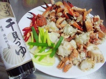 step1: 先準備好所需<span class="group_1">材料</span>螃蟹因為我買的量多ˊ除了第一時間清蒸搭配薑醋食用ˊ 剩下的就晚餐時拿來做這道三寶炒螃蟹ˊ所以照片中螃蟹已經是燙熟狀態ˊ 蟹腳略拍讓醬汁容易入味ˊ蔥ˊ薑ˊ蒜ˊ辣椒處理成適當大小備用