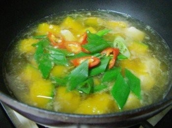 step4: 完成前再加入剩下的蔥段和辣椒即可