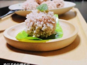 step8: 當正餐當點心都超棒ˊ我發現如果家裡有挑食ˊ 不愛吃蔬菜的小朋友ˊ用這彩色米不但能挑動食慾ˊ 也可以讓他們不知不覺吃下蔬菜營養喔。 因為除了紅麴口味ˊ還有綠色芥菜ˊ紫色紅鳳菜ˊ 和黃色薑黃ˊ 是媽咪可以運用的好方法呢~