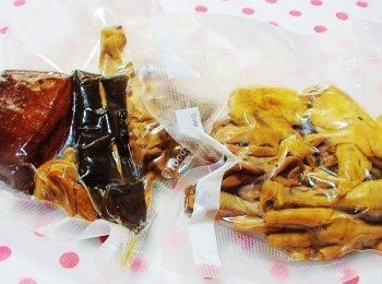 step9: 特別注意ˊ真空密封時保鮮袋別擺入尖銳物品ˊ 要像照片右邊才是正確的ˊ左手邊是錯誤示範喔。