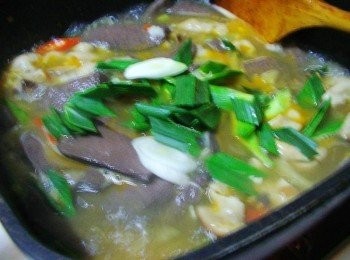 step6: 用玉米粉水勾好芡後ˊ再擺入剩下的蒜苗ˊ 然後加入米酒ˊ白醋拌勻熄火ˊ再灑上少許香油即可