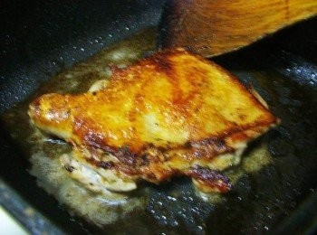 step3: 然後翻面ˊ肉部只要略為焦香即可ˊ約2~3分鐘 完成前可將雞腿排再次翻面ˊ開大火約20~30秒讓表皮更為酥脆