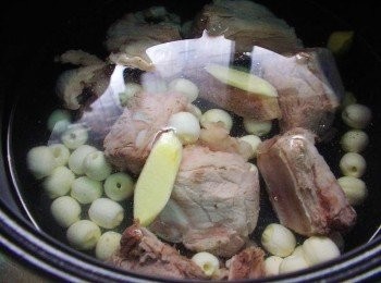 step2: 鍋內放入酌量水ˊ擺入排骨/蓮子/薑片/先大火煮滾ˊ 再改以中小火煮約1小時