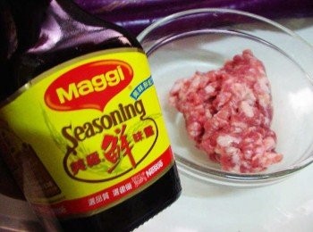 step2: 豬絞肉以<span class="group_2">豬肉醃料</span>略為抓勻醃漬