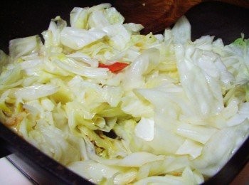 step3: 接著加入高麗菜拌炒均勻ˊ(口感依喜好自行決定) 喜歡清脆口感炒的時間就短一點ˊ喜歡軟一點就炒透些