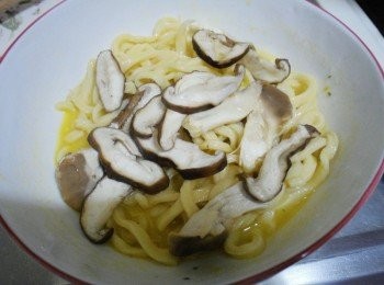 step9: 南瓜濃湯包依喜好濃淡用開水調勻ˊ和完成的麵條ˊ還有烤過的菇菇/蒜片/拌勻