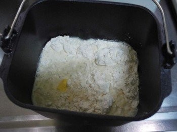 step3: Panasonic製麵包機裝好麵包用葉片ˊ 然後除了"酵母"外ˊ全部擺入容器中
