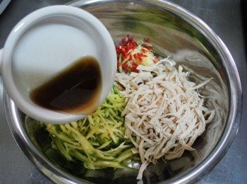 step3: 3.將所有處理好<span class="group_1">材料</span>淋上事先拌勻的<span class="group_2">調味</span>即完成