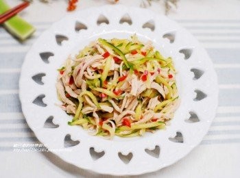 step4: 4.簡單味美也非常爽口的 涼拌雞絲小黃瓜就能上桌品嚐囉。

(醬汁隨意變化就能有不同的風味喔)
如油醋醬/味噌醬/辣味醬/芝麻沙拉醬...等。
甚至變化成各式異國風味，也都是非常棒的涼拌料理~