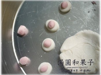 step3: 手掌湯圓： 1.取二顆小白湯圓，各分成一半變成共成了四等份 2.取一顆小紅湯圓，分成四等份 3.1及2的湯圓搓成圓形後，輕壓一下。接著把紅色放到白色上面 4.用三顆小白湯圓搓圓後，壓扁當手掌心 5.用二顆小紅湯圓搓圓壓扁放在4的上面