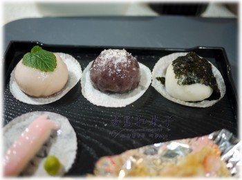 step7: 1.把三色大湯圓煮熟後，撈起 2.左邊放上檸檬薄荷葉、中間灑上椰子細砂糖粉、右邊用海苔片包起