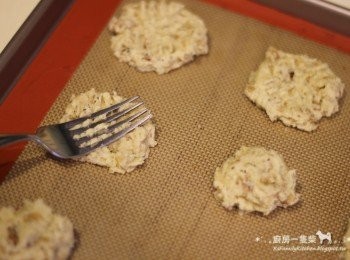 step6: 利用叉子在小球上壓出交叉的格子痕跡。(盡量使餅乾的厚度均勻)