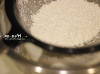 step6: 低筋麵粉+泡打粉混合，過篩加入。