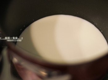 step4: 牛奶倒入鍋中，以小火加熱至鍋邊出現沸騰的小氣泡，關火。