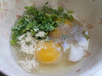 step1: 雞蛋, 香菜, 和所有<span class="group_2">調味料</span>攪拌均勻成為蛋汁備用