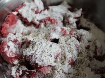 step1: 牛肉塊+麵粉+少許的鹽巴/黑胡椒抓云