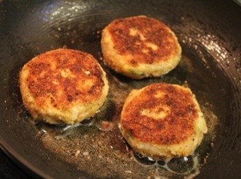 step5: 在用少許的油將可樂餅煎到表面酥脆即可