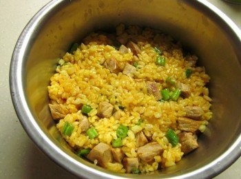 step6: 取一個鍋子倒一些油鋪上馬鈴薯片,再填入飯壓緊,中小火煮10分鐘馬鈴薯片有熟透即可關火,取一個盤子將其倒扣即可