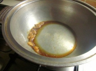 step1: 鍋中放黑麻油以小火爆香薑片至乾扁(這樣麻油比較不燥熱)