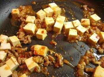 step3: 板豆腐切小塊加入,再加水約60-80cc