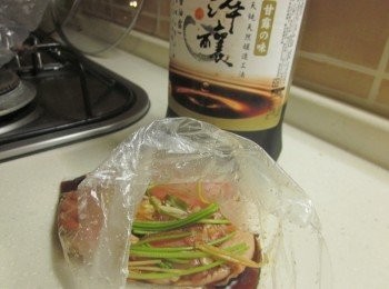 step2: 將雞腿和所有醃料醃20分鐘