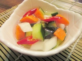 step5: 取一張餅皮塗上醬汁,包雞肉.蔥段.小黃瓜片即可,和"酸甜泡菜"一起食用,非常絕配哦!