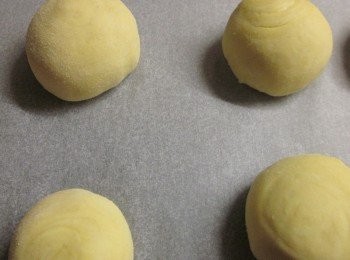 step7: 收口捏緊朝下,刷上蛋液灑上黑芝麻,烤箱上下火皆180度烤10分鐘後,轉190度續烤5分鐘即可