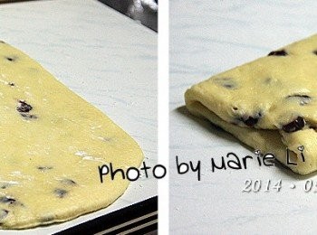 step5: 半小時之後，將麵糰從冰箱取出
在桌上灑點低粉，取出袋中的麵糰放桌面上
也在麵糰上灑點低粉以免沾粘

用擀麵棍把麵糰擀開成長條方型
折成三折之後再將麵糰擀開成長條方型
如此反覆動作三次後將麵糰擀成方型