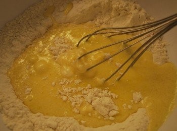 step5: 將濕性材料分次倒進乾性材料裡，混合均勻