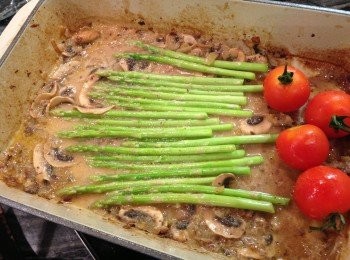 step12: 牛肉靜置期間來煮醬汁，配菜。

 
將剛才烤過的湯汁用小火加熱，放入蘆筍和番茄煮熟（番茄略煮一下就可以）。