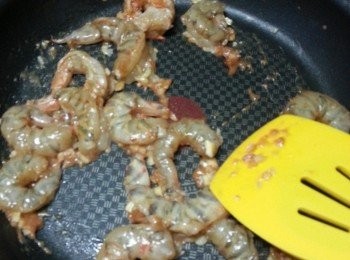 step3: 用1湯匙油起鑊,先爆香蒜蓉,落蝦球略炒