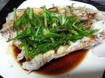 step7: 灑上少許胡椒粉,舖上蔥花絲,燒熱油2湯匙,淋上魚面,再淋上自製照燒汁即可.(亦可以用蒸魚豉油代替照燒汁)