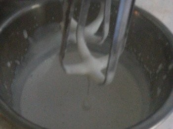 step1: 將淡忌廉用電動打蛋器打發至6成(成糊狀即可)