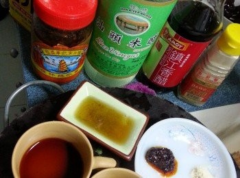 step4: 準備碗內調味料:
鎮江醋2茶匙
白醋1茶匙
白胡椒粉1/3茶匙
辣椒油半茶匙
麻油1茶匙