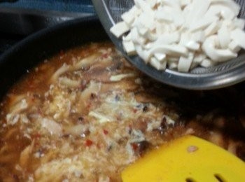 step13: 加入 以浸過水的豆腐絲.莞茜,煮滾