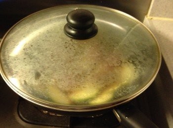 step5: 加獻汁及切片翠玉瓜，蓋上中火煮5分鐘