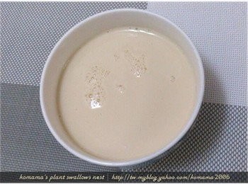 step3: 將全蛋2粒與另外分出的2顆蛋黃放入碗中，並加入無糖豆漿和鹽巴。