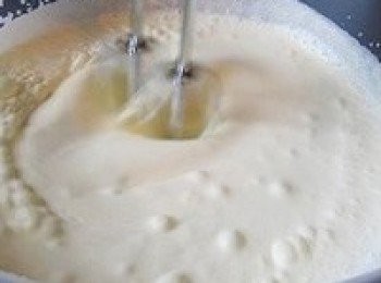 step17: 繼續攪打，鮮奶油會越來越稠厚，打蛋器攪打出的紋路也越來越清晰