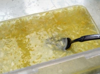 step2: 取一容器，倒入檸檬水放入冷凍庫，約1小時後取出用打蛋用攪拌器攪拌讓空氣打入冰中製造綿密口感，再放回冷涷庫中續冰，2.5小時後再取出攪拌，使得檸檬水呈現冰霜狀即可