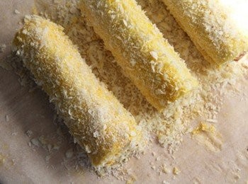 step4: 將蛋黃液均勻塗抹土司外層與兩邊，均勻灑上麵包粉。
