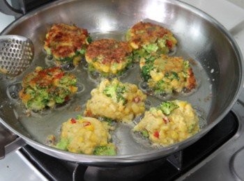 step3: 平底鍋加橄欖油加熱，將2材料取約乒乓球大小，沾上少許低筋麵粉，放入鍋中用湯匙稍微壓平，中小火慢慢煎香並兩面呈金黃色即完成。