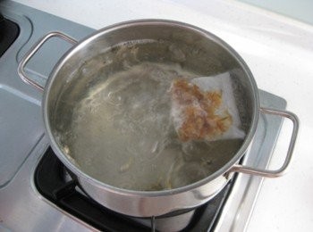 step2: 柴魚片放入茶包袋中，與小魚乾一同放入開水中煮入味作為<span class="group_2">湯底</span>，取出柴魚包