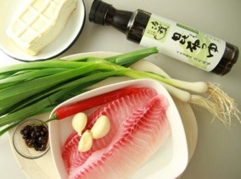 step1: 鯛魚片切片，加米酒與白胡椒粉略醃，豆腐切1指寬厚片，青蒜切段，紅辣椒切斜片。