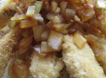 step7: 淋上自創甜洋蔥醬汁佐味，大人小孩全數買單吃光光。