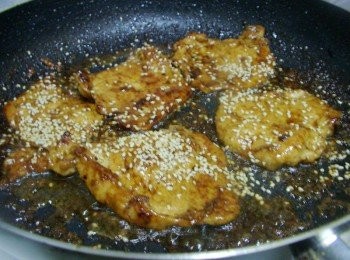 step6: 最後醬汁完全吸收後ˊ再灑上熟芝麻快速拌勻即可