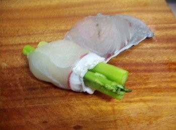 step3: 順勢慢慢捲起ˊ並用牙籤固定住