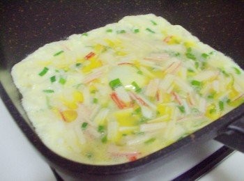 step6: 鍋熱加入2大匙油ˊ將拌勻的蛋液材料倒入ˊ 煎至兩面金黃即可