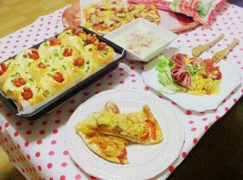 step9: 這是我們某一個週末的派對餐ˊ 我用博客慕尼黑火腿做了冷盤鮮果醬沙拉ˊ玉米濃湯ˊ 用威尼斯小熱狗做了心火花朵朵開小餐包ˊ 還有超美味義式鄉村披薩和培根蔬菜卷。 滿滿一桌的派對饗宴ˊ簡單料理輕鬆上桌~ 喜歡的ˊ快行動自己試試看吧~