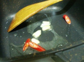 step2: 熱鍋後加入1.5大匙油ˊ先爆香蒜頭辣椒
